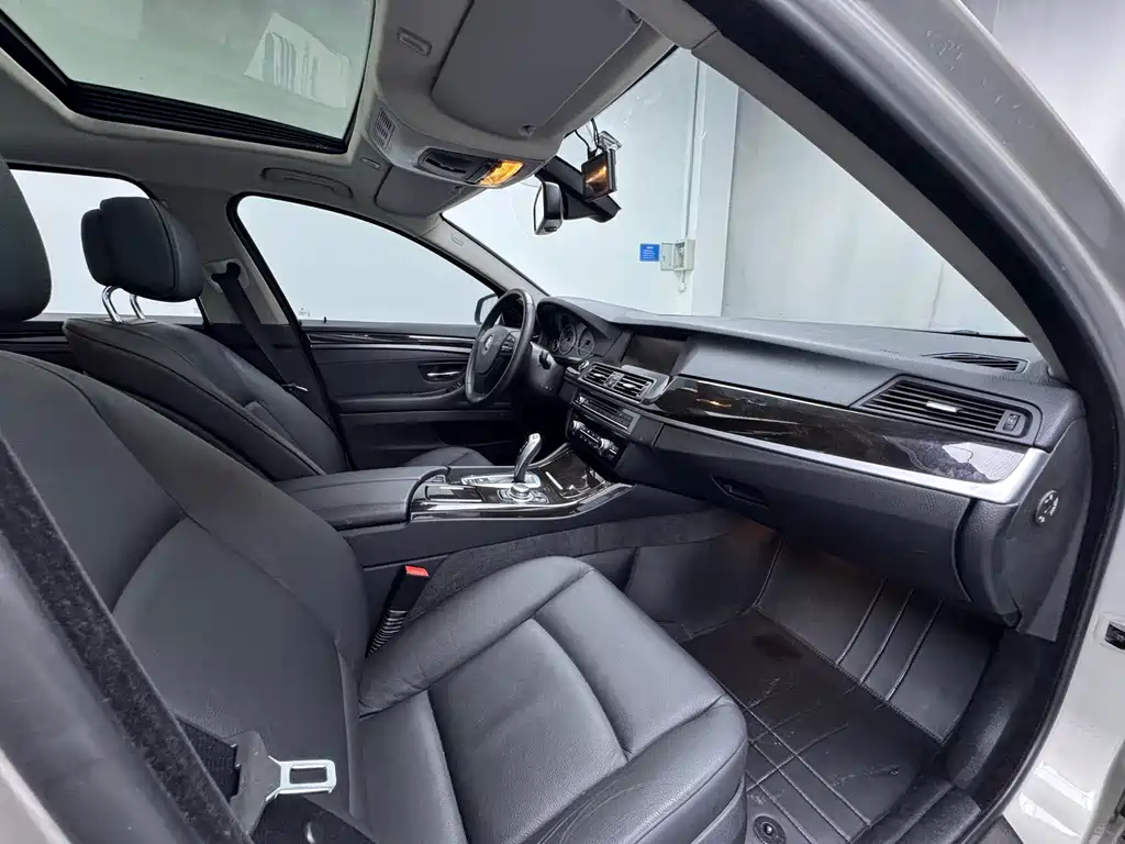 BMW 5 Series — миниатюра 13