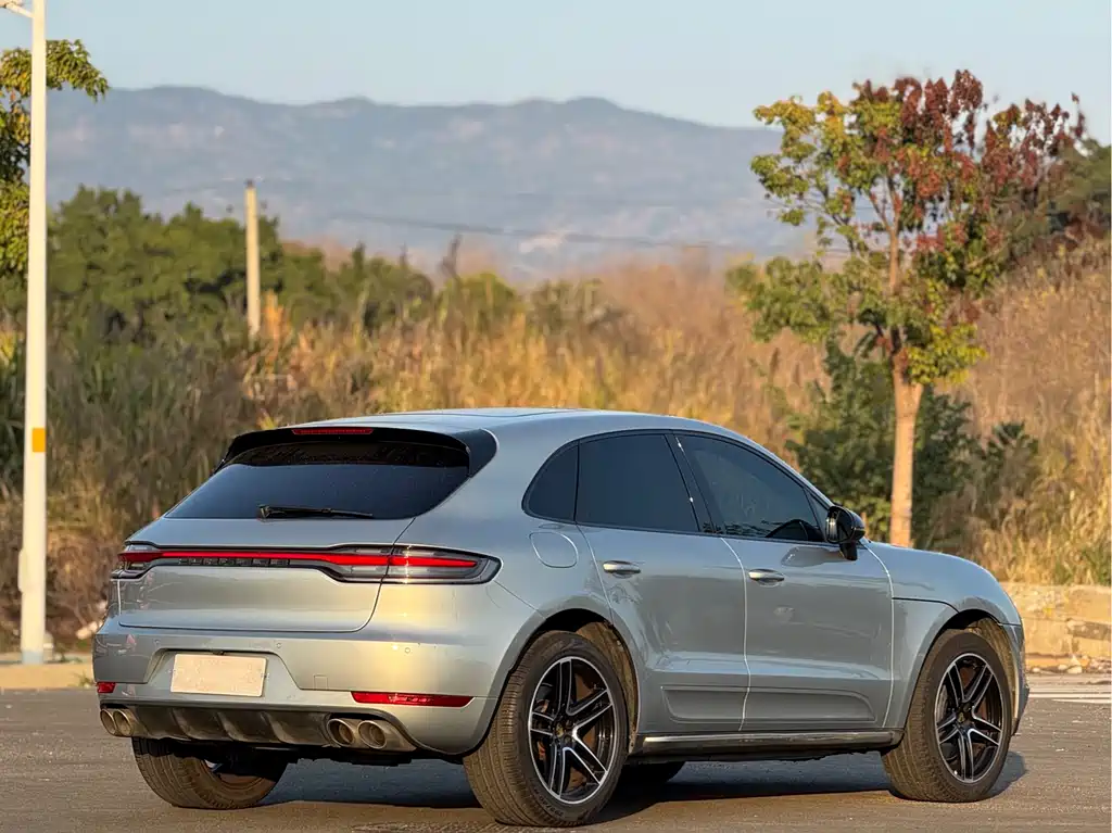 PORSCHE MACAN
