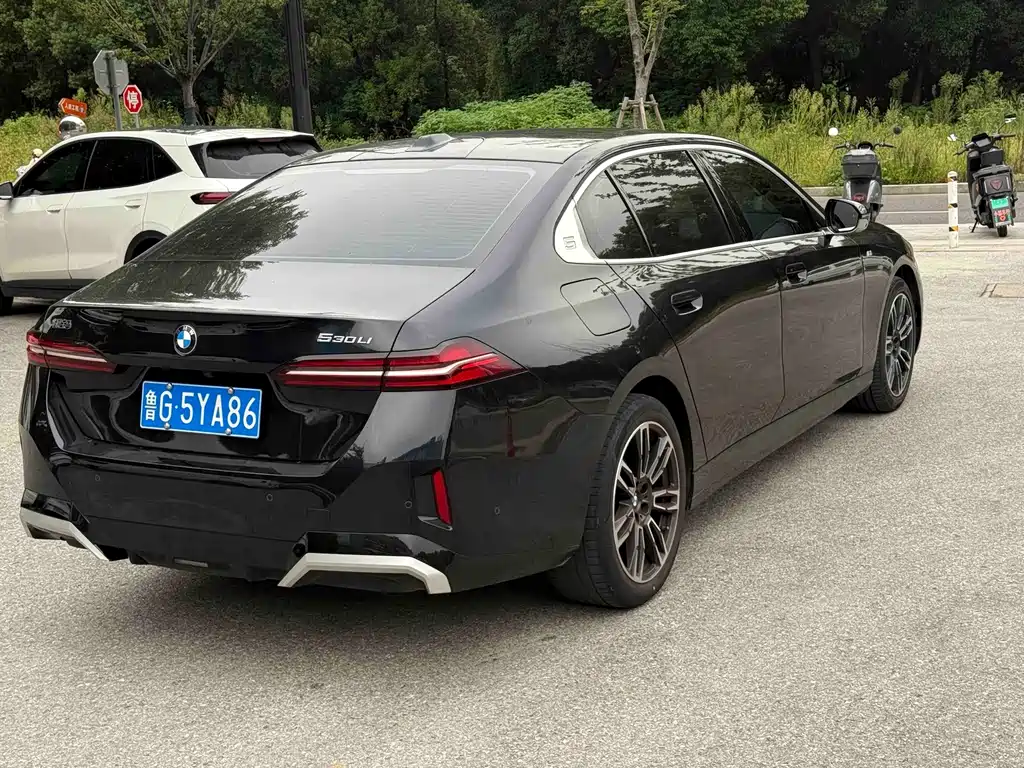 BMW 5 Series — миниатюра 7