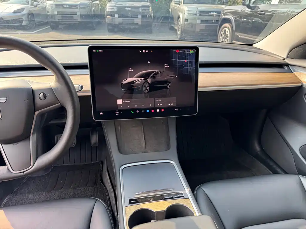 Tesla Model 3 — миниатюра 9