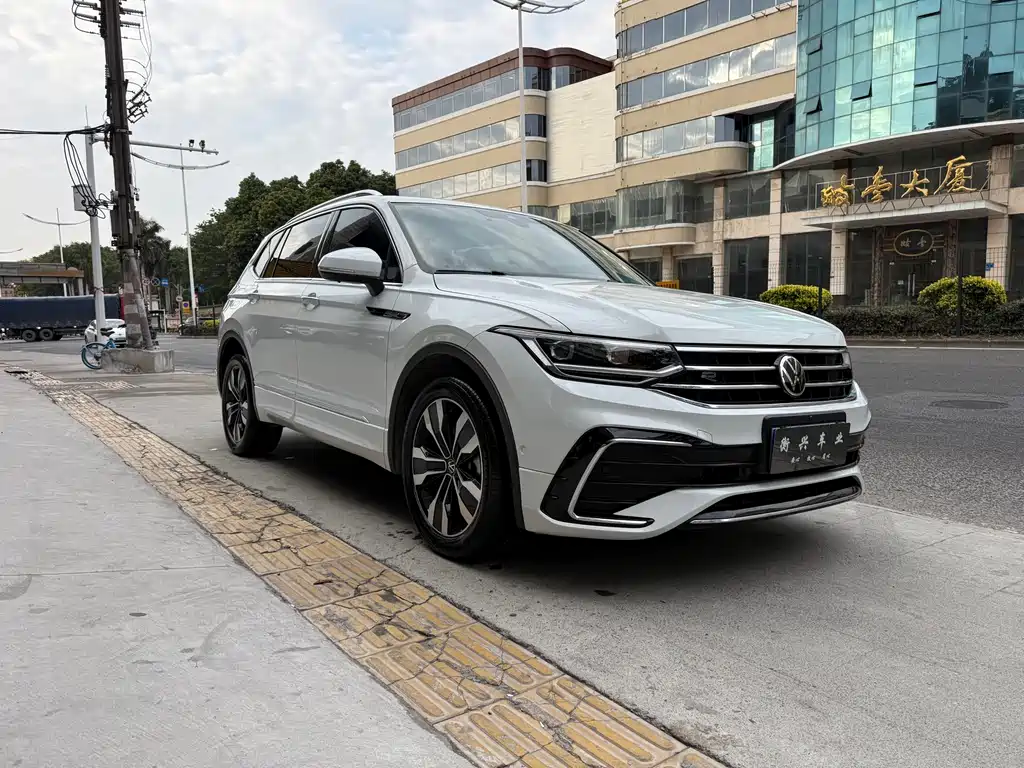 VOLKSWAGEN TIGUAN L