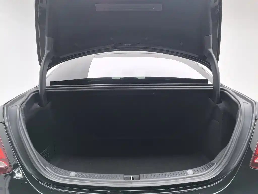 Mercedes-Benz E-Class — миниатюра 16
