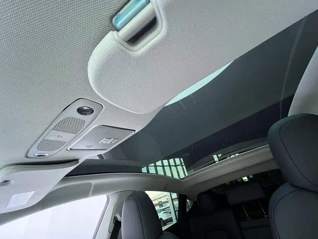 Tesla Model Y — миниатюра 16