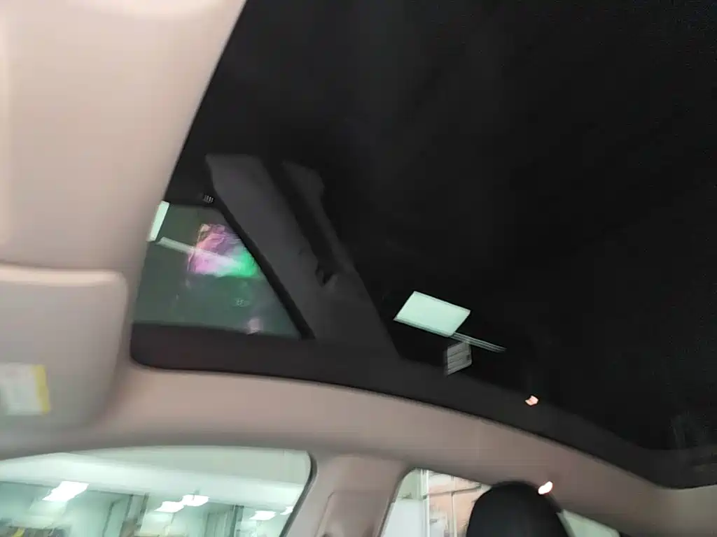 Tesla Model Y — миниатюра 18