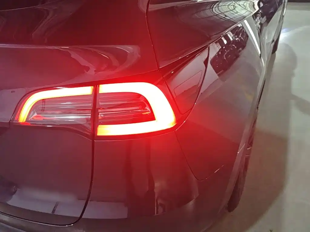 Tesla Model Y — миниатюра 8