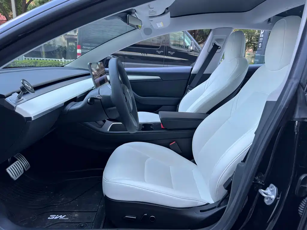 Tesla Model 3 — миниатюра 10