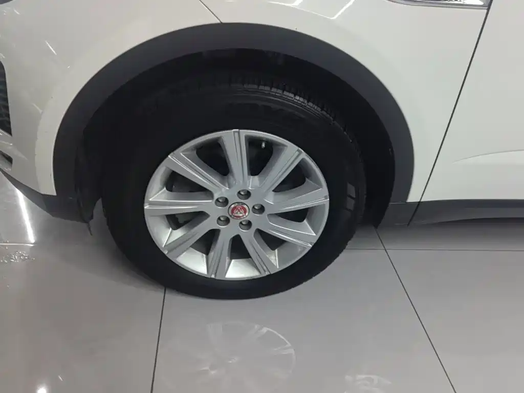 Jaguar E-PACE — миниатюра 23