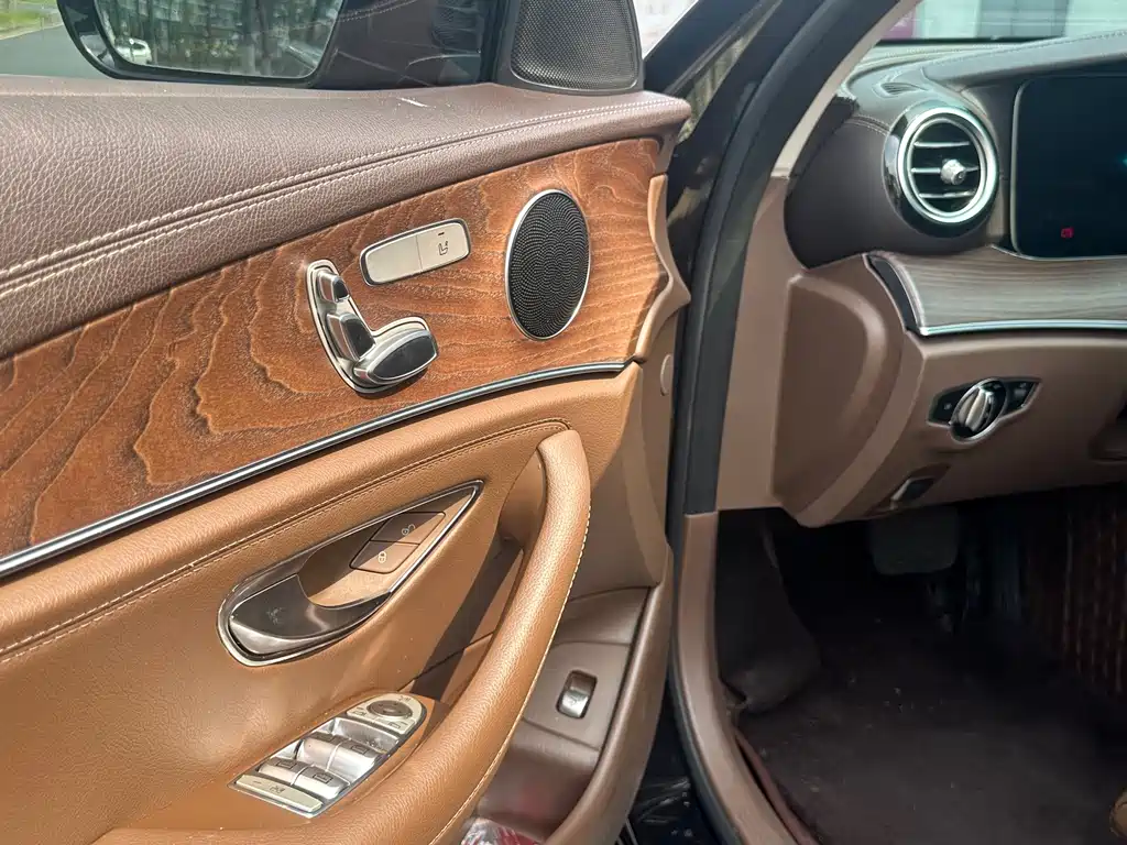 Mercedes-Benz E-Class — миниатюра 13