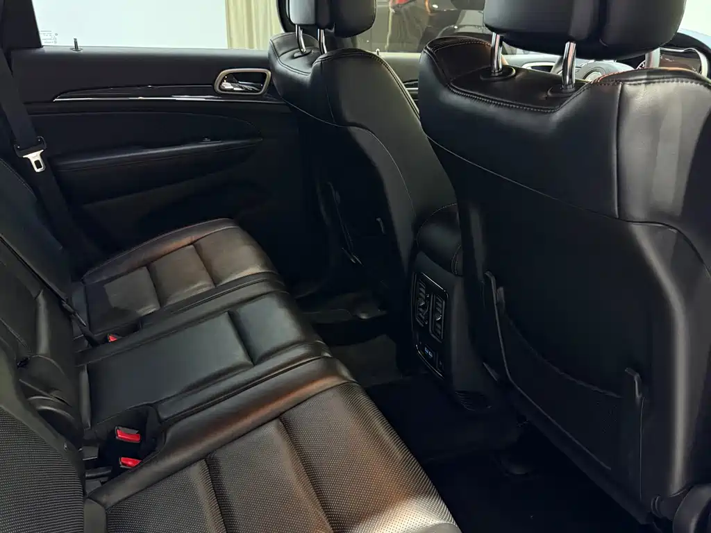 Jeep Grand Cherokee (Import) — миниатюра 10