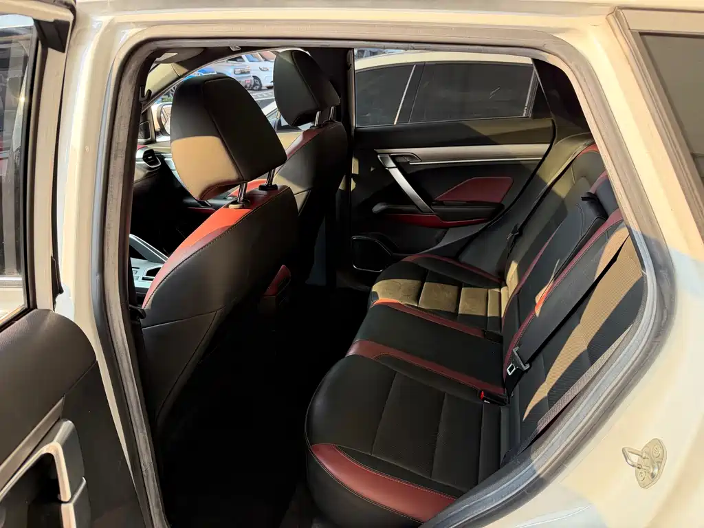 Geely Binyue — миниатюра 10