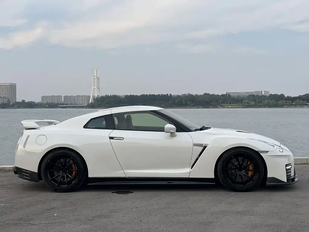 Nissan GT-R — миниатюра 8