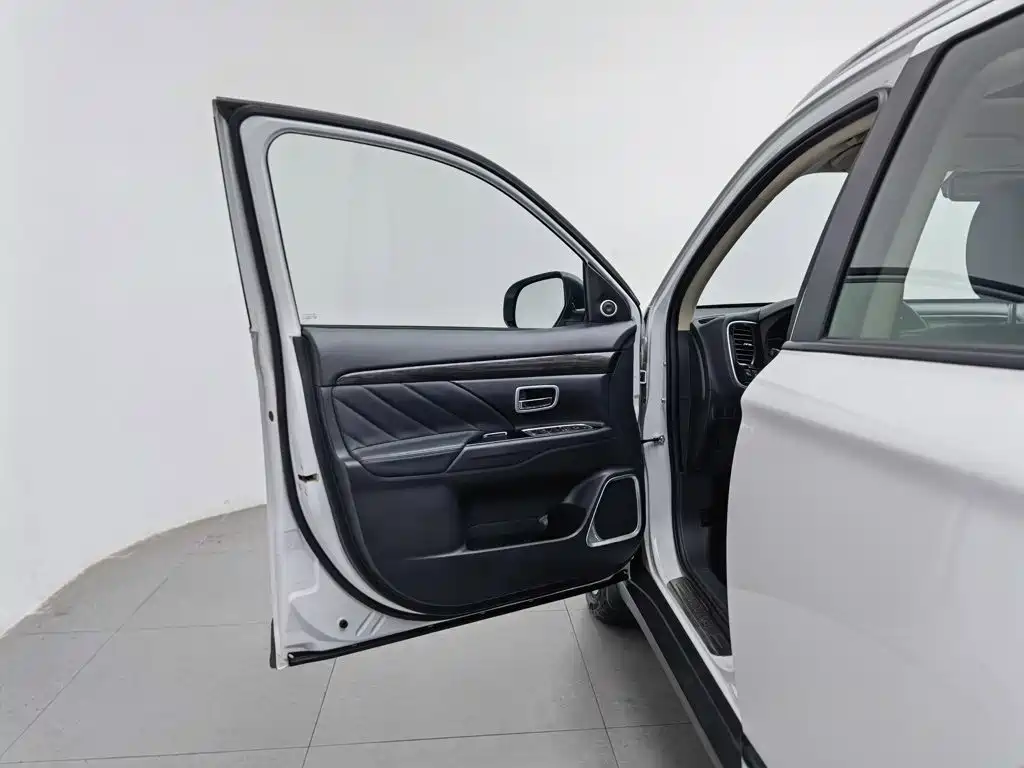 Mitsubishi Outlander — миниатюра 8