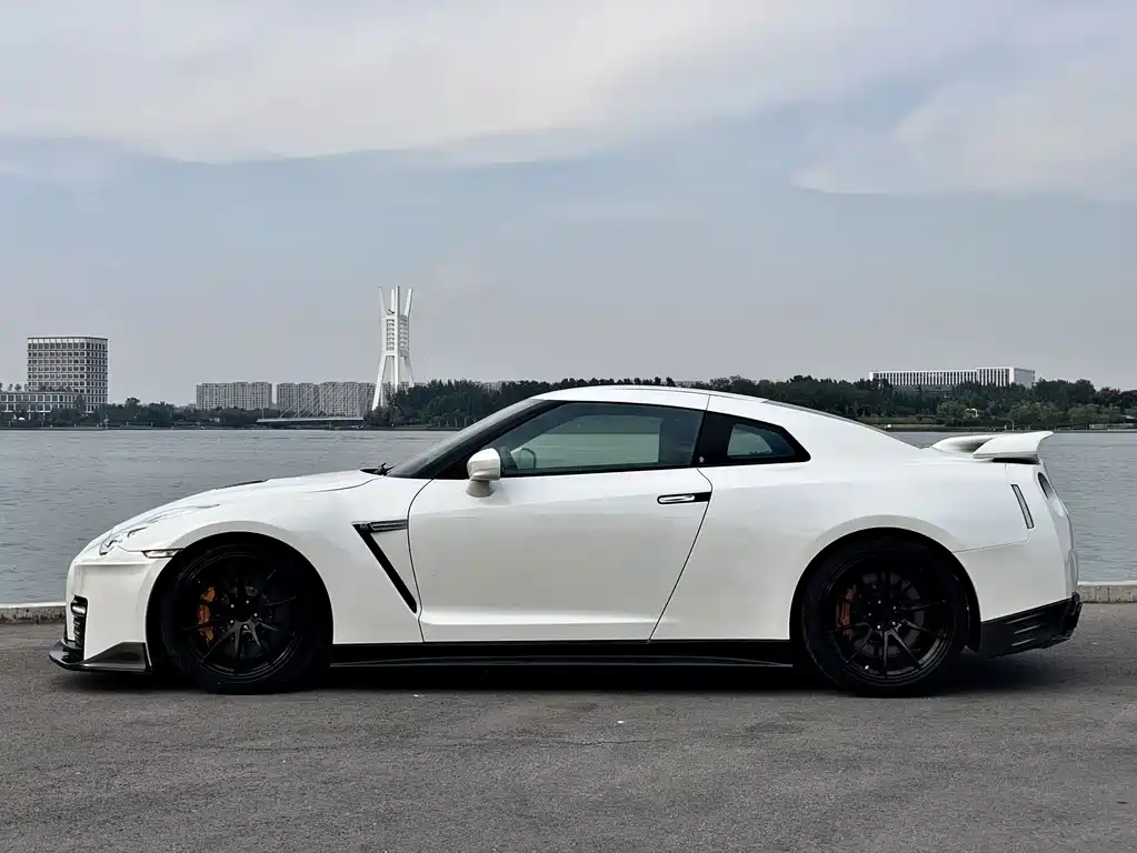 Nissan GT-R — миниатюра 7