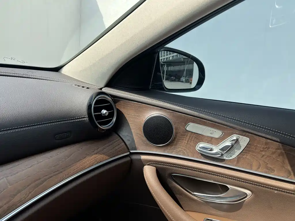 Mercedes-Benz E-Class — миниатюра 12