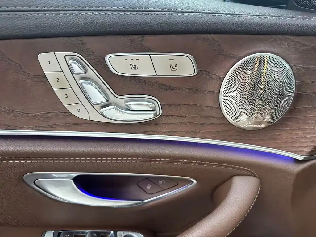 Mercedes-Benz E-Class — миниатюра 11