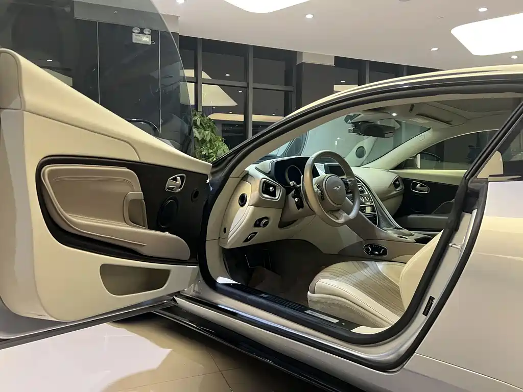Aston Martin DB11 — миниатюра 30