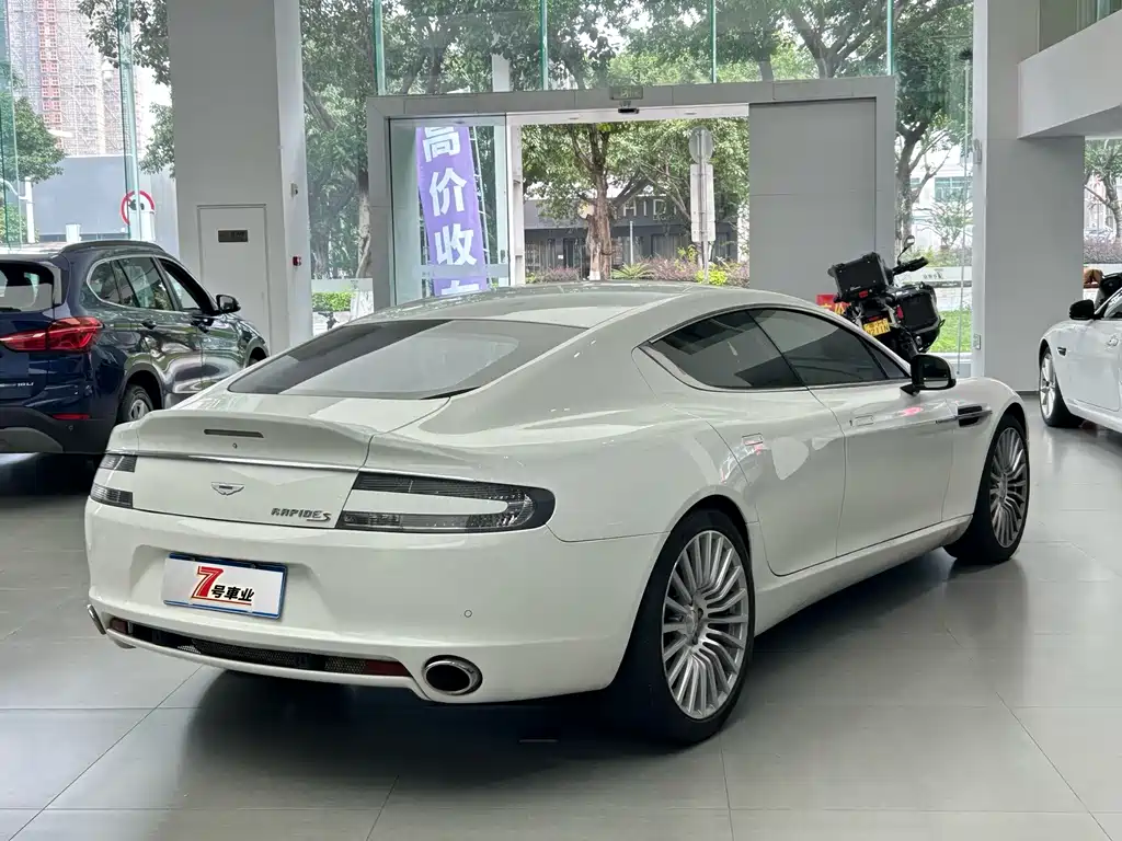 Aston Martin Rapide — миниатюра 14