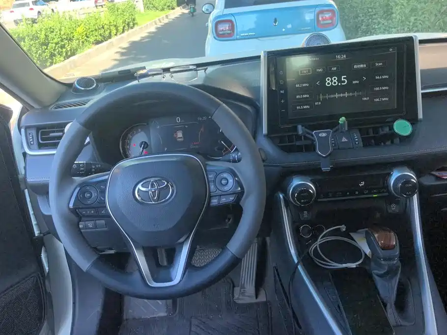 Toyota RAV4 — миниатюра 15