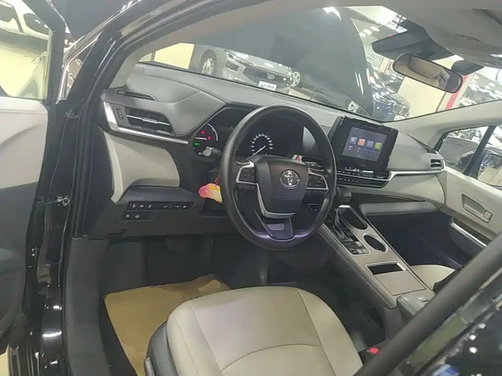 Toyota Sienna — миниатюра 10