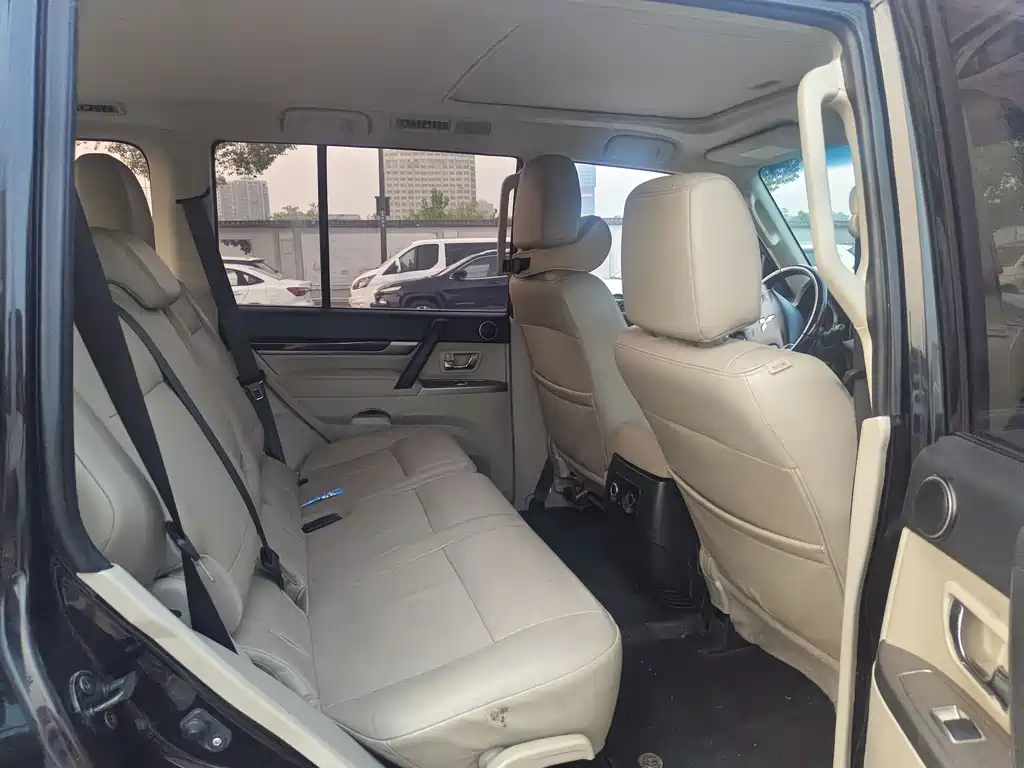 Mitsubishi Pajero (Import) — миниатюра 12
