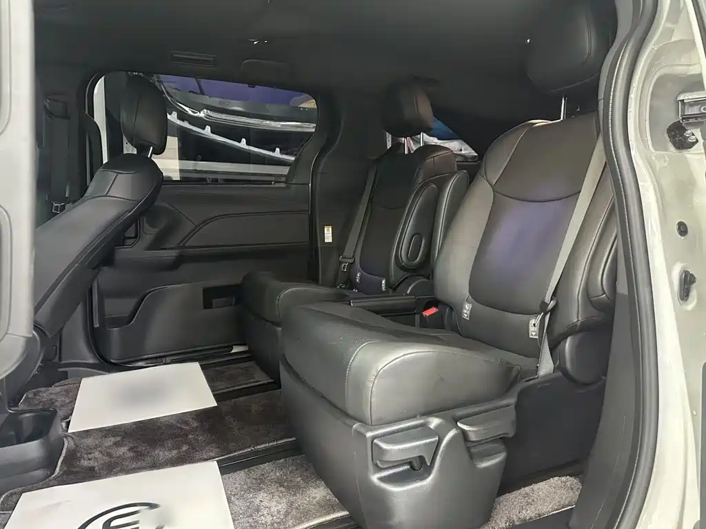 Toyota Sienna — миниатюра 19