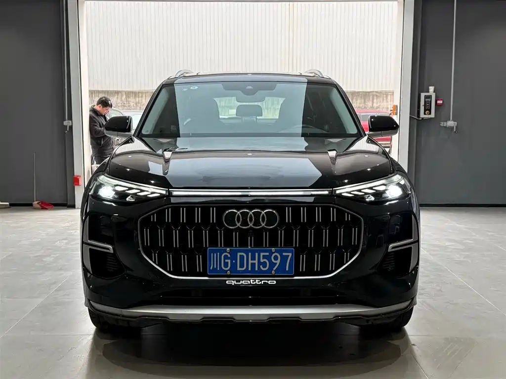 AUDI Q6