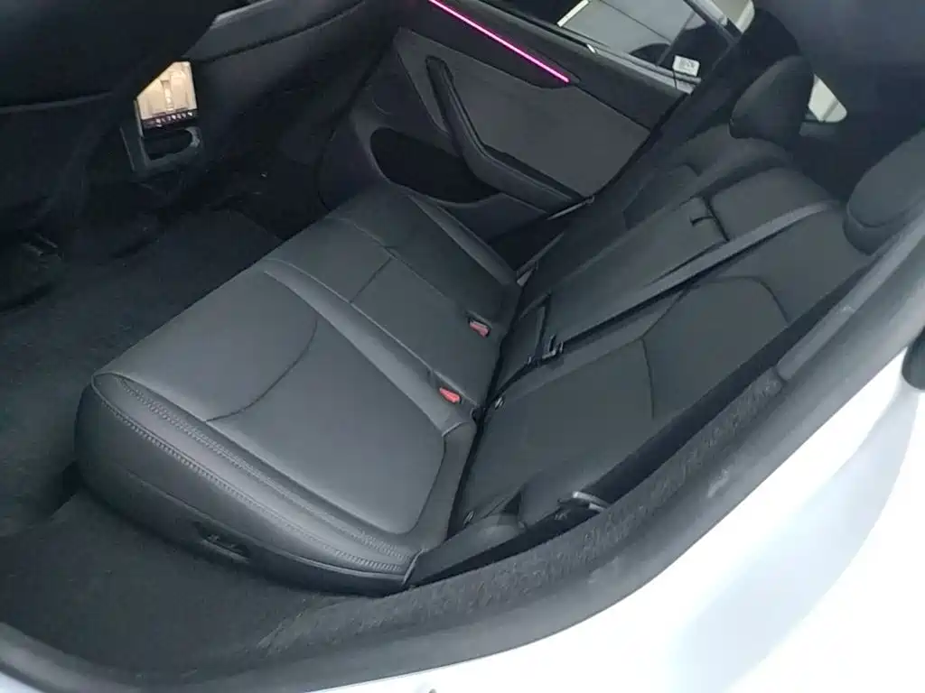 Tesla Model Y — миниатюра 17