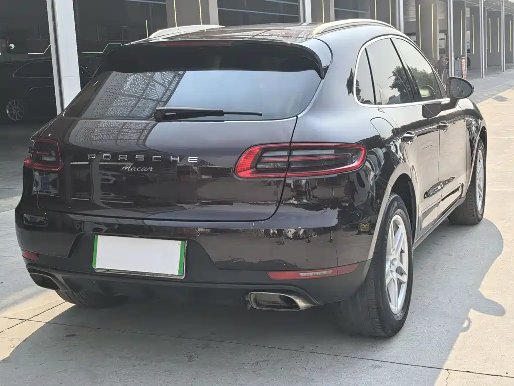 PORSCHE MACAN