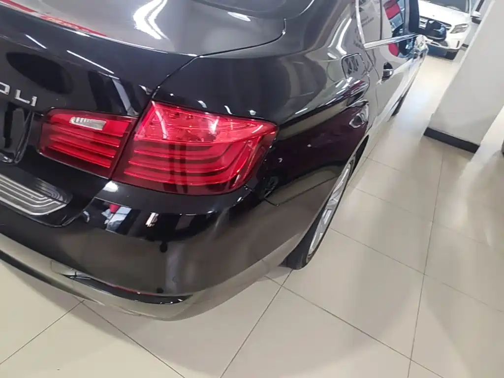 BMW 5 Series — миниатюра 8