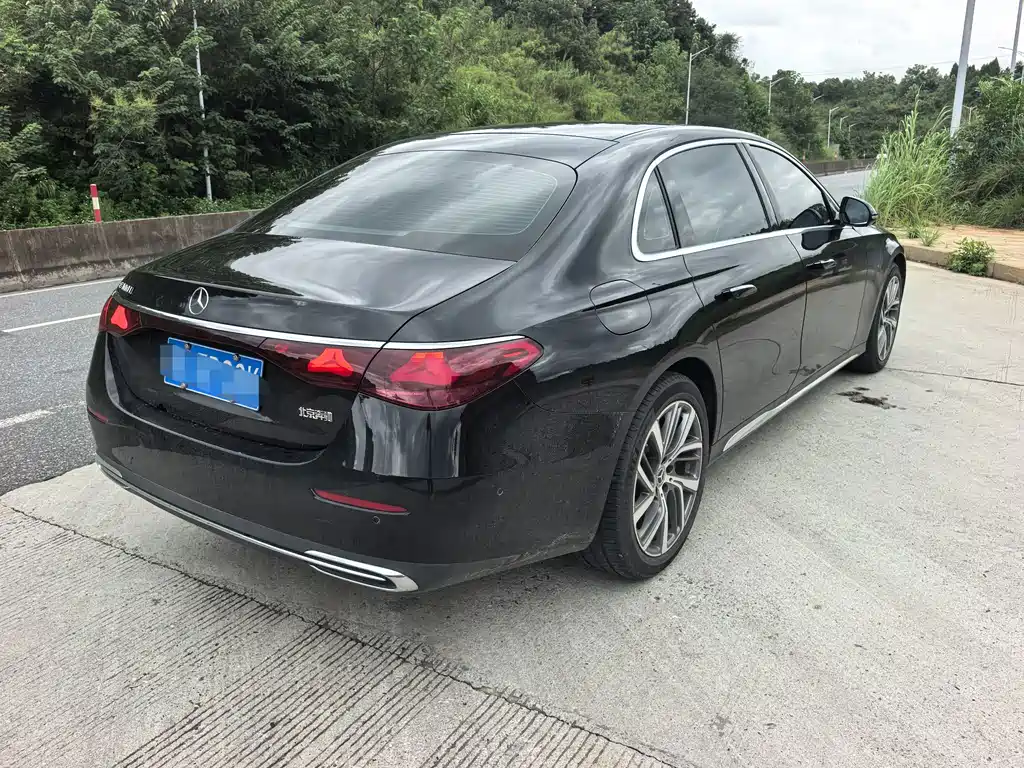 Mercedes-Benz E-Class — миниатюра 9