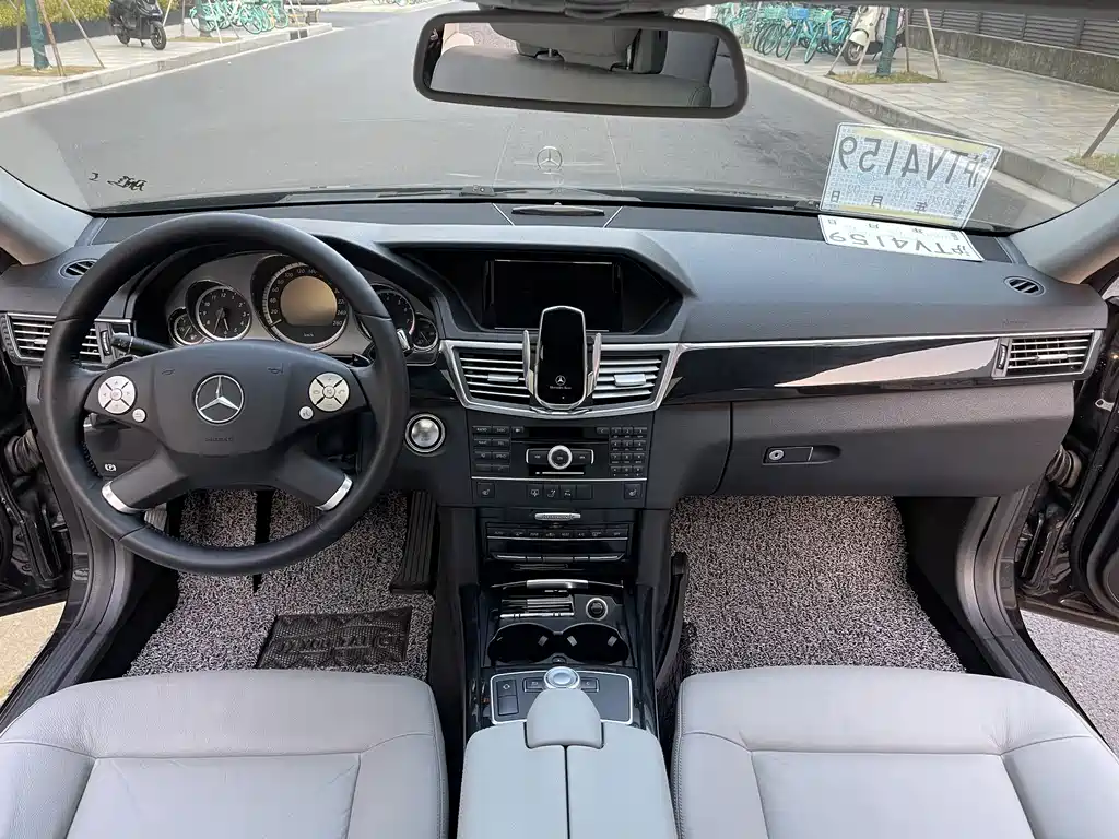 Mercedes-Benz E-Class — миниатюра 8