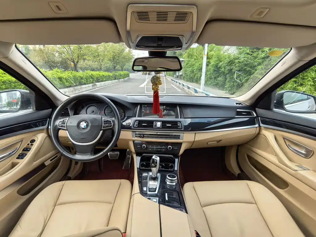 BMW 5 Series — миниатюра 10