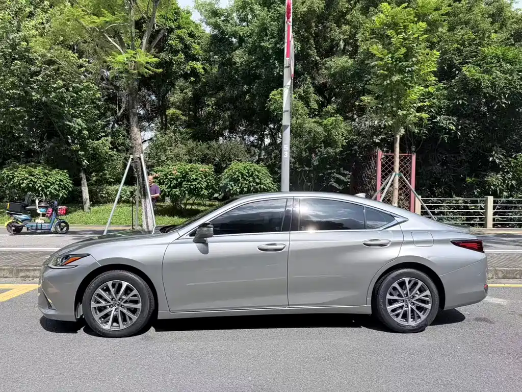 Lexus ES 2023 260