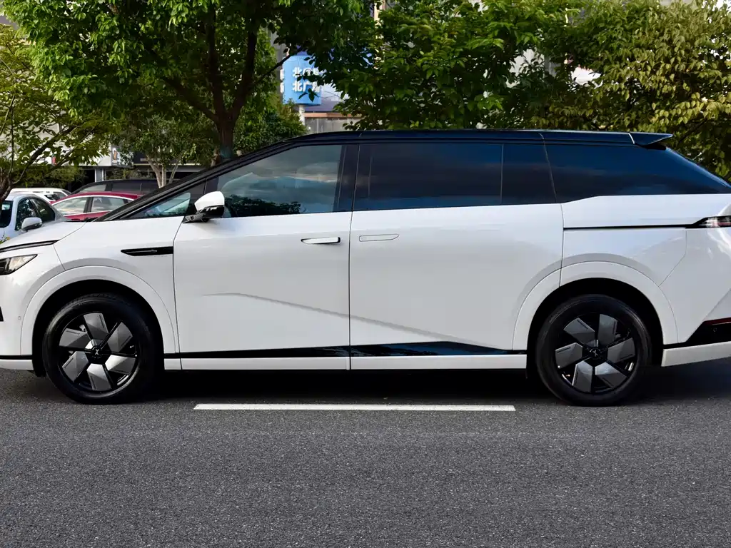 XPeng X9 — миниатюра 2