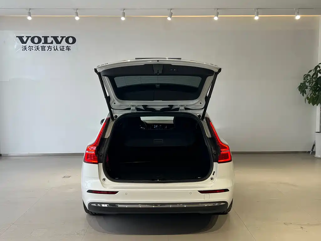 Volvo V60 2023 B5 Luxury