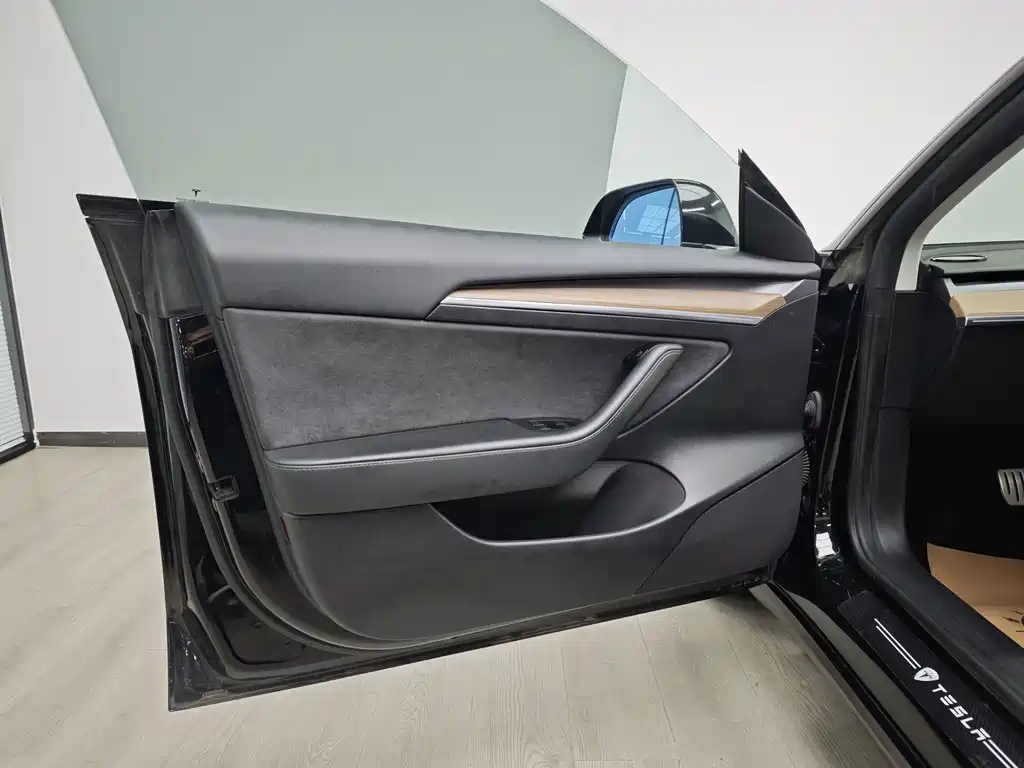 Tesla Model 3 — миниатюра 50