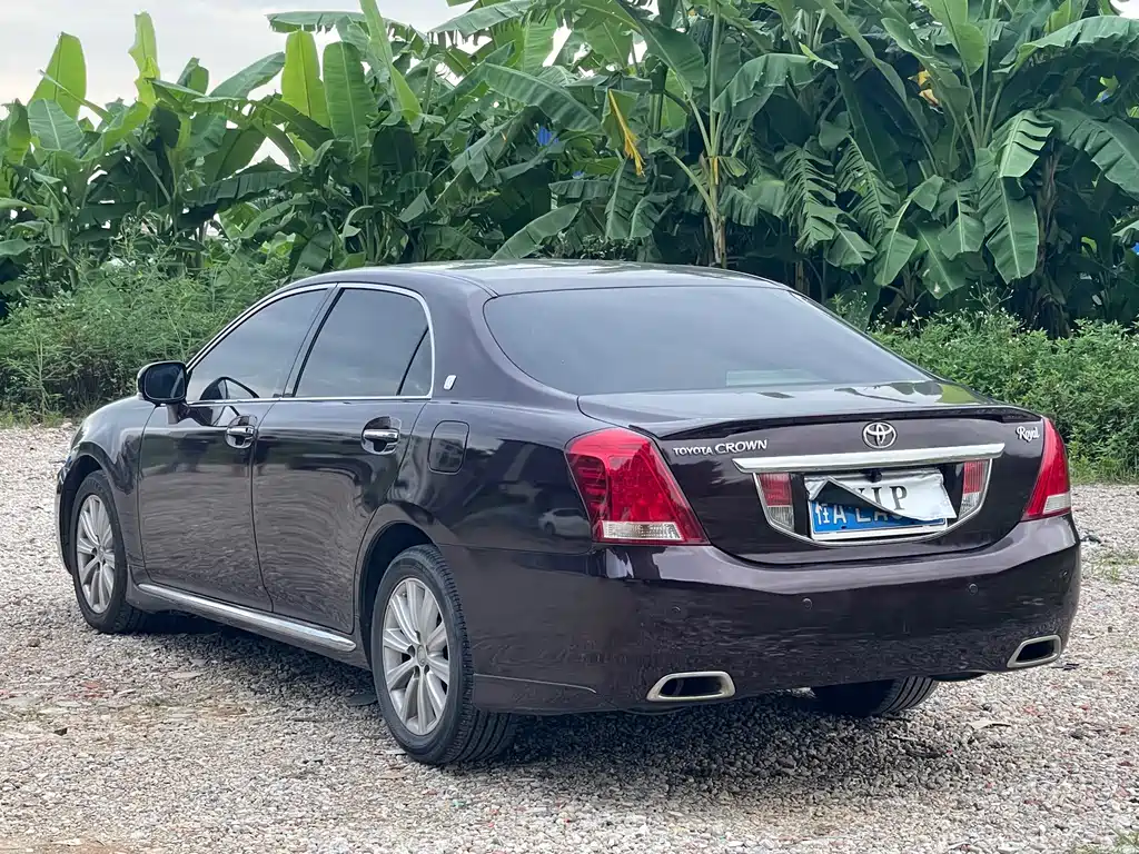 Toyota Crown — миниатюра 7