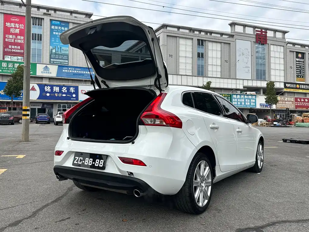 VOLVO V40
