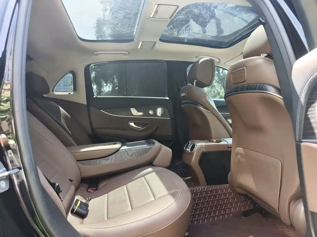 Mercedes-Benz E-Class — миниатюра 13