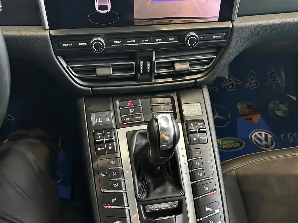 PORSCHE MACAN