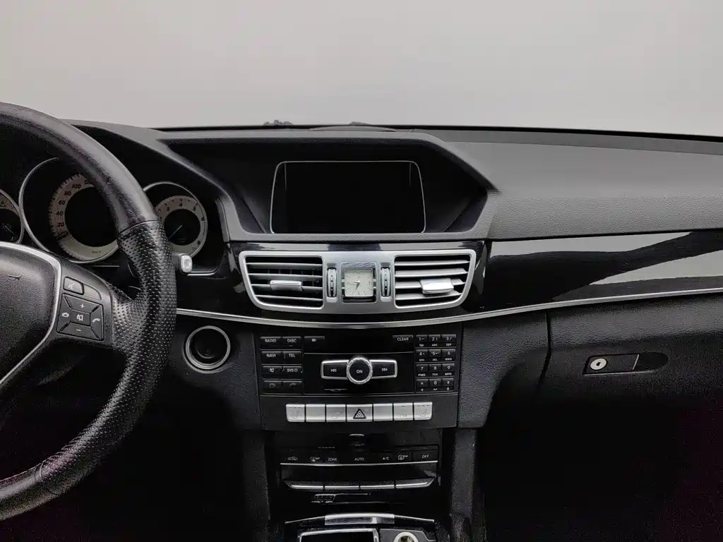 Mercedes-Benz E-Class — миниатюра 12