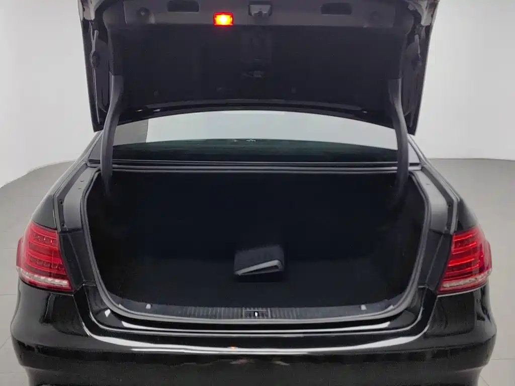 Mercedes-Benz E-Class — миниатюра 16