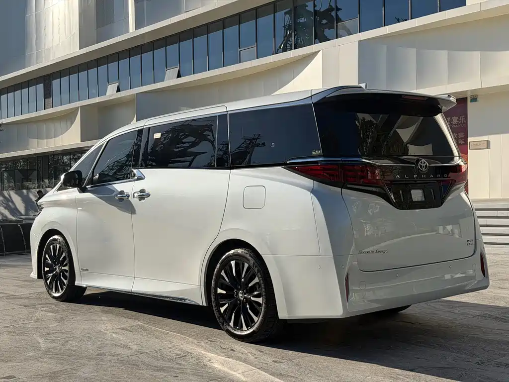 Toyota Alphard — миниатюра 7