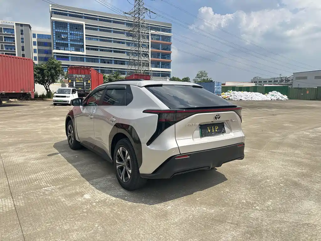 Toyota bZ4X — миниатюра 4