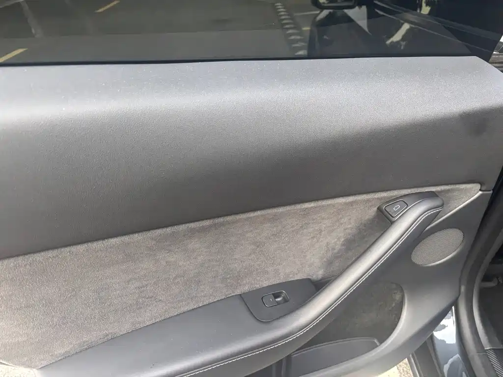 Tesla Model Y — миниатюра 9