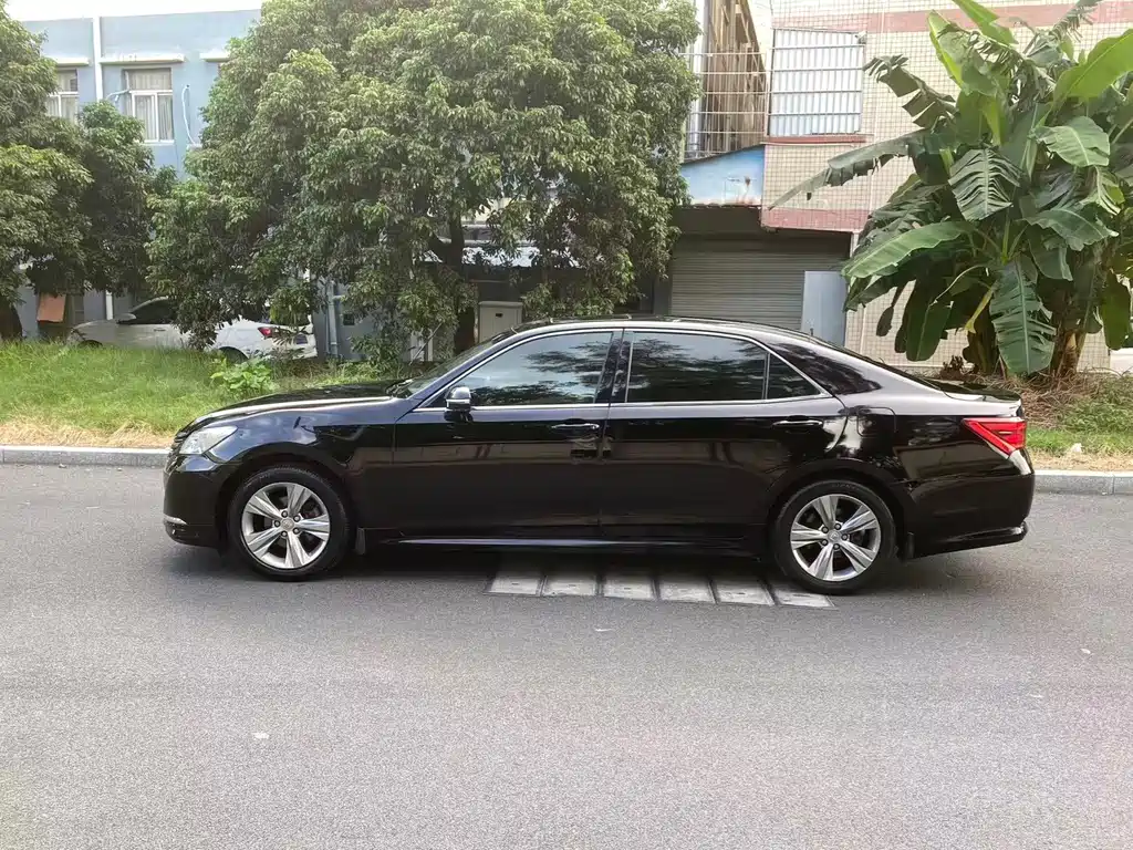 Toyota Crown — миниатюра 4