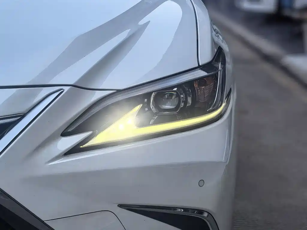 Lexus ES — миниатюра 16