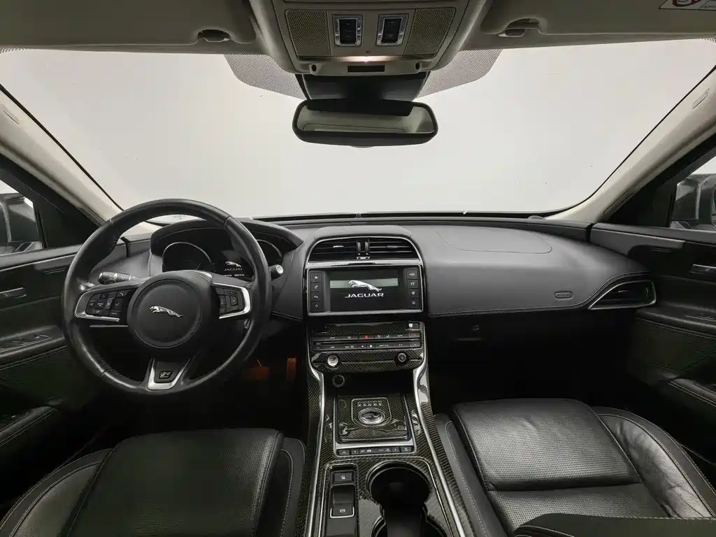 Jaguar XE — миниатюра 5