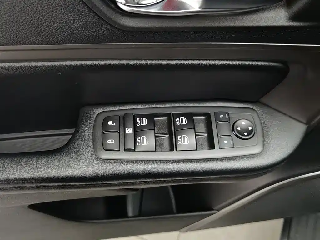 Jeep Commander — миниатюра 9