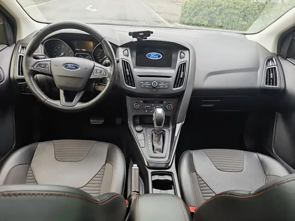 Ford Focus 2017 EcoBoost 180 AT Elite